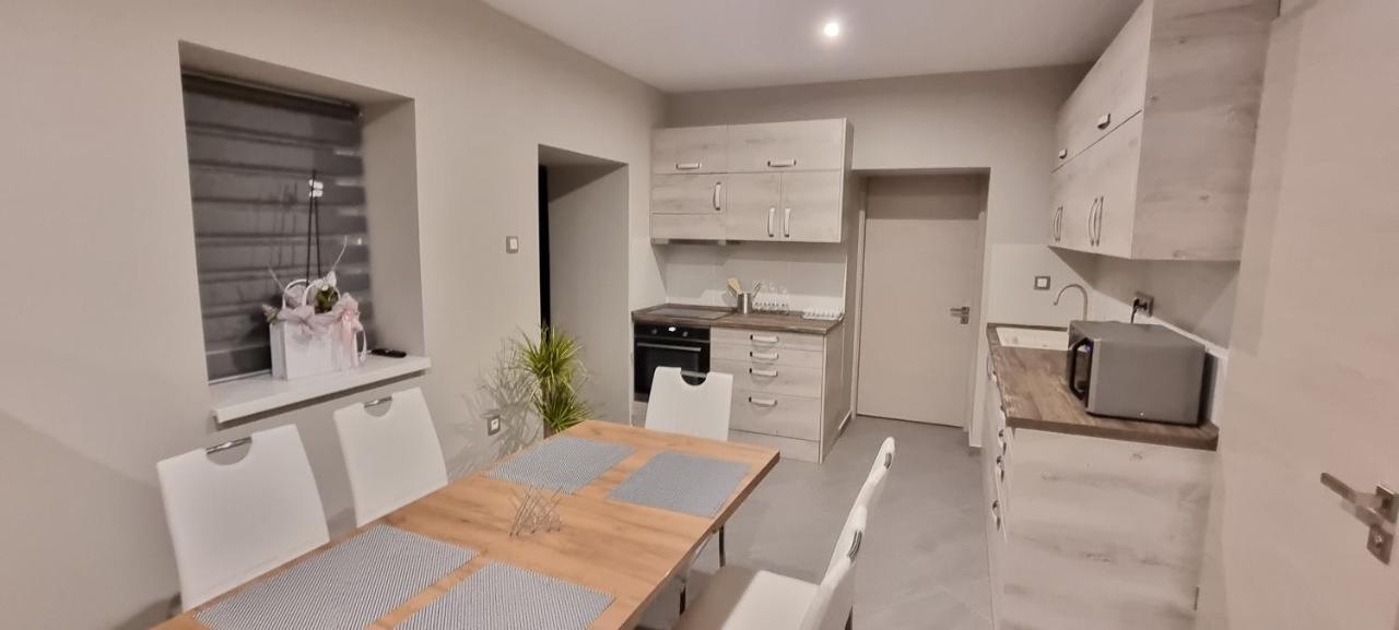 Hos-Cegledi Vendeghaz Miskolc -Oenallo Otthon, Mely Csak Az Oenoeke Exterior photo