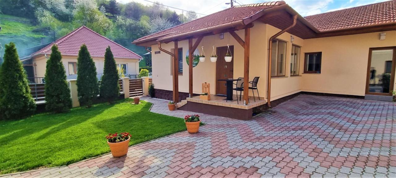 Hos-Cegledi Vendeghaz Miskolc -Oenallo Otthon, Mely Csak Az Oenoeke Exterior photo